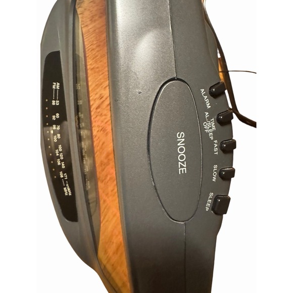 White-Westinghouse Digital Alarm Clock Radio Dual Power WCR-11108 Vintage - Picture 5 of 8